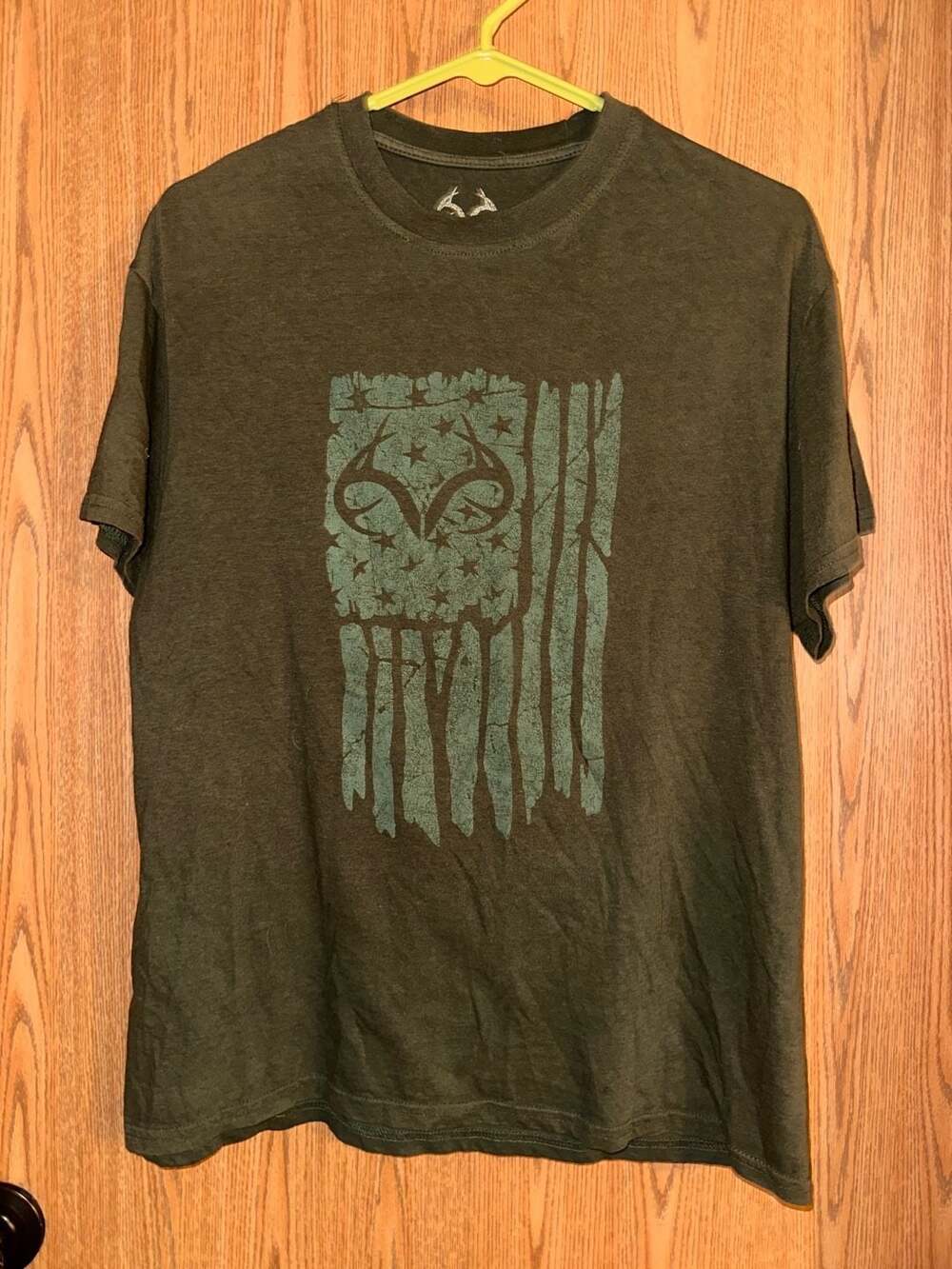 Realtree Men's Distressed American Flag Deer Antler Graphic T-Shirt